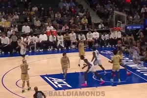 杜兰特观看wnba 给球迷小玩偶上签名并配上可爱的视频...